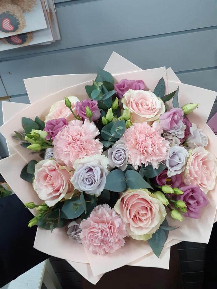 Букет цветов из: Розы, Гвоздики и Лизиантусы в Захарово Одинцовского района