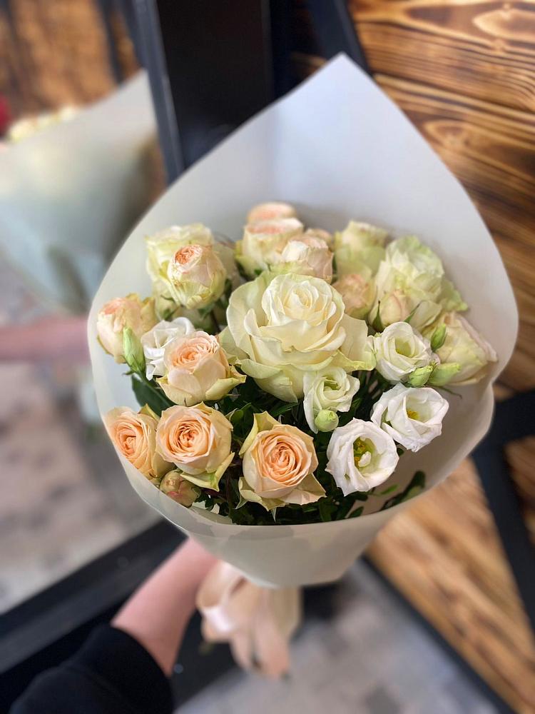 Букет цветов из: Розы и Лизиантусы в Захарово Одинцовского района